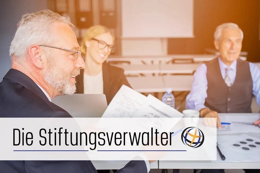 Professionelle Beratungssituation mit Dokumenten als Symbol für Kooperationen im Gemeinnützigkeitsrecht