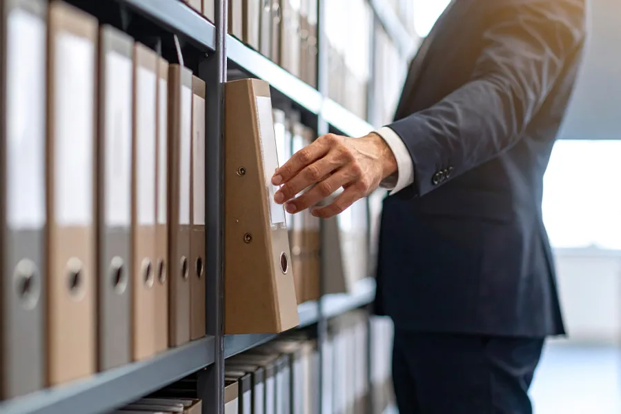 Moderne Archiv- oder Verwaltungsstruktur als Symbol für neue AEAO-Regeln und Prüfpunkte für gemeinnützige Stiftungen
