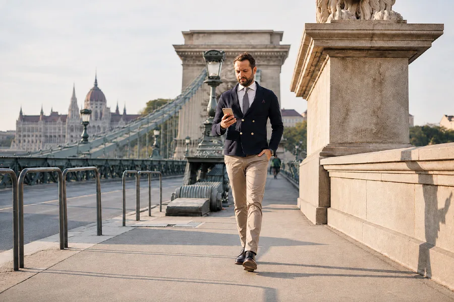 Moderne Business-Szene mit Budapest-Bezug als Symbol für deutschsprachige Steuerberatung und Unternehmensbetreuung in Ungarn